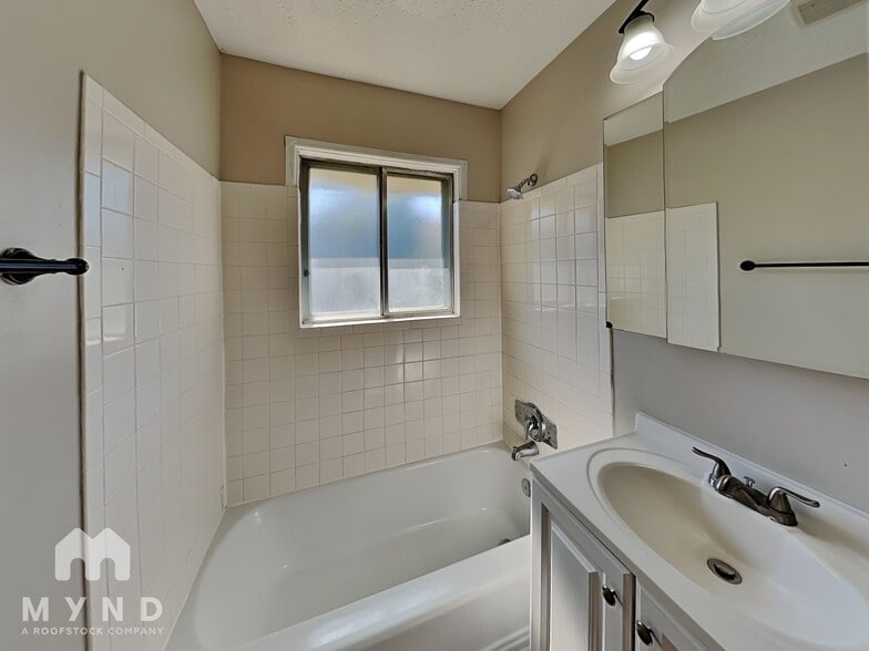 Building Photo - 2911 N Gresham Rd