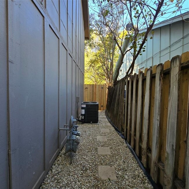 Building Photo - 1305 Dobie Dr