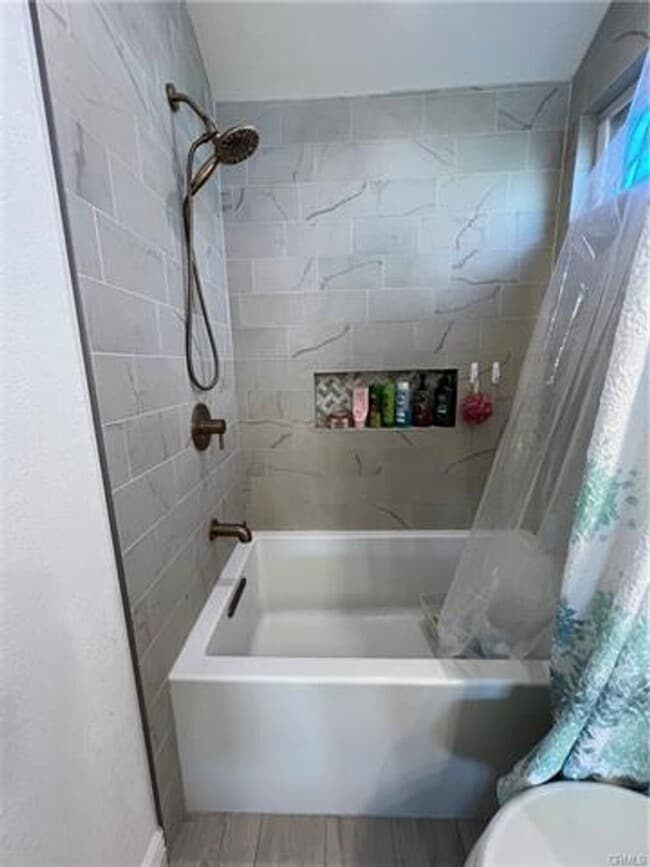 Building Photo - Beautiful Single-Story Pool Home in the He...