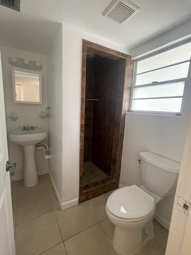 Building Photo - 2501 Oberlin Ave