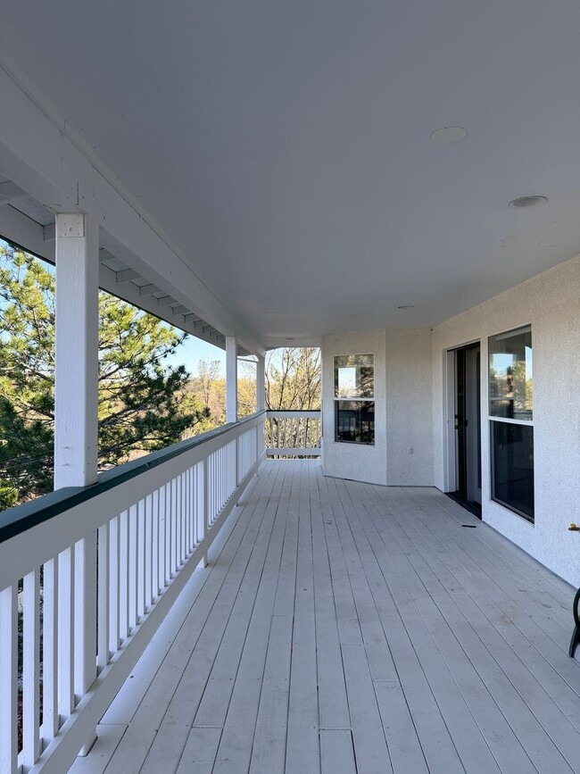 Building Photo - Beautiful Lakefront Home in the Vineyard! 55+ community