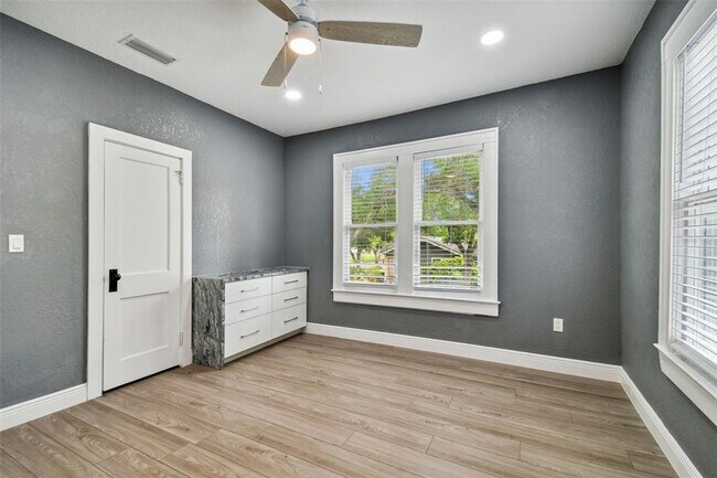 Building Photo - 6810 N Navin Ave