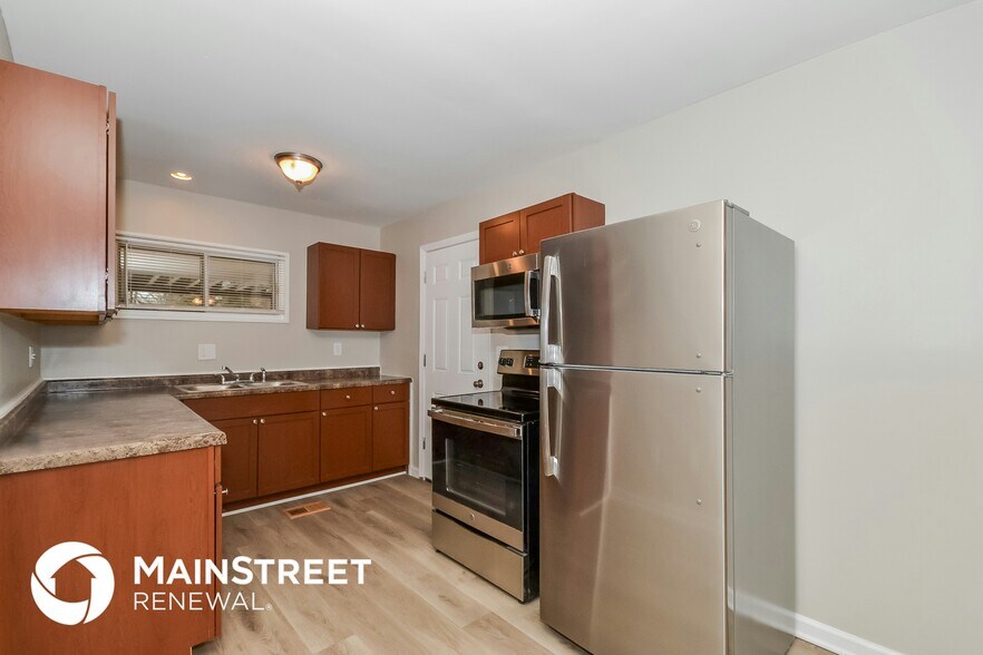 Building Photo - 8691 Bobolink Dr