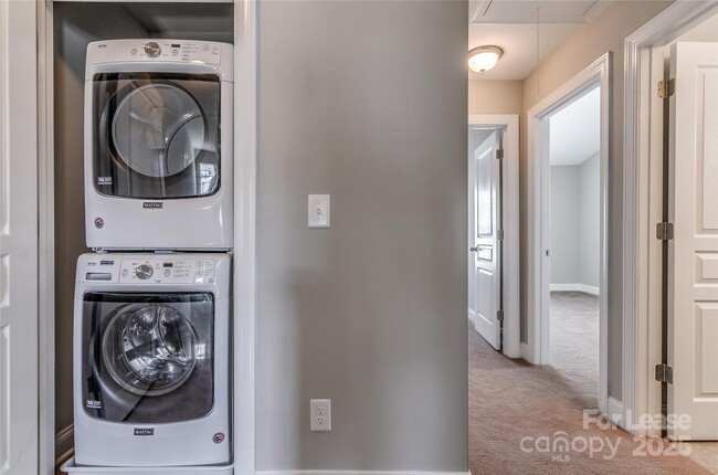 Building Photo - 364 Halton Crossing Dr SW