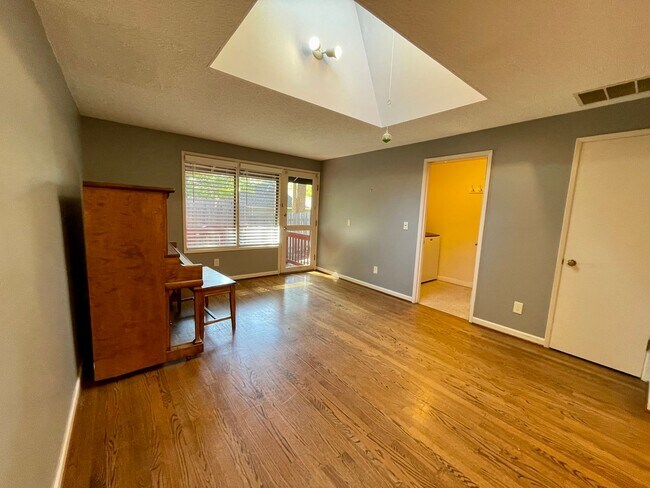 Building Photo - 15410 SW Peppermill Ct