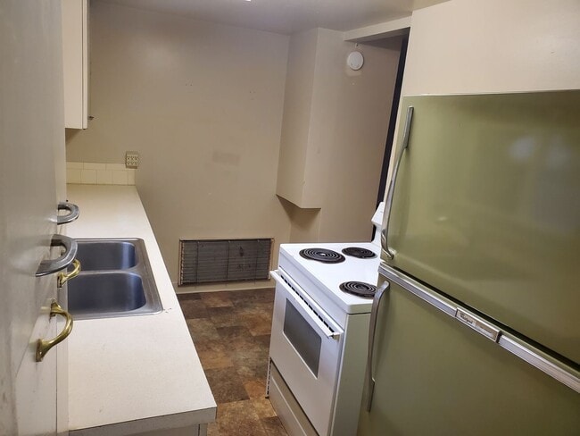 Building Photo - 2 Bedroom/ 1 Bathroom West Central Spokane Home