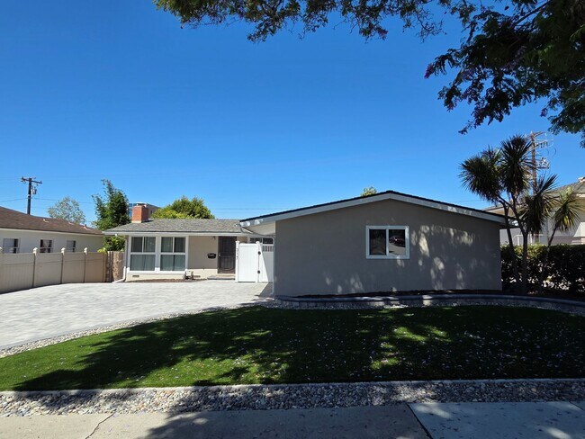 Building Photo - 4+2 Single Family home on desirable Ventura street Near Hospital