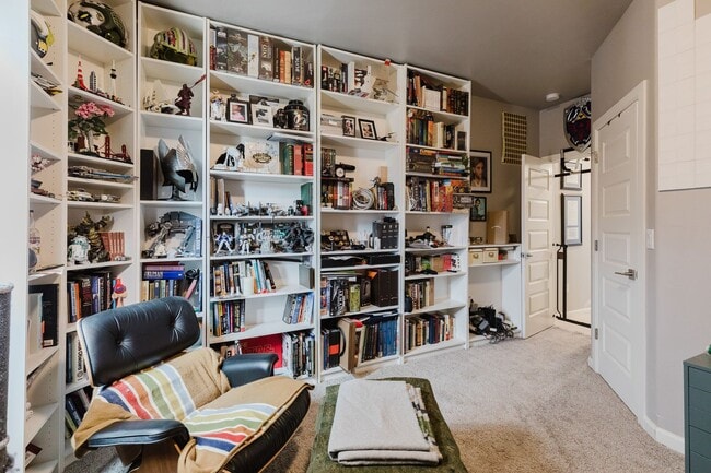 Building Photo - Modern 5 Bedroom Home with Solar Panels - MOVE IN SPECIAL: FIRST MONTH FREE!