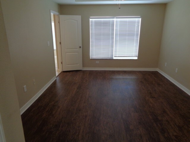 Building Photo - 302 Lisa Ann Ct