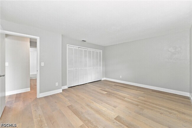 Building Photo - 903 SE 20th Ct