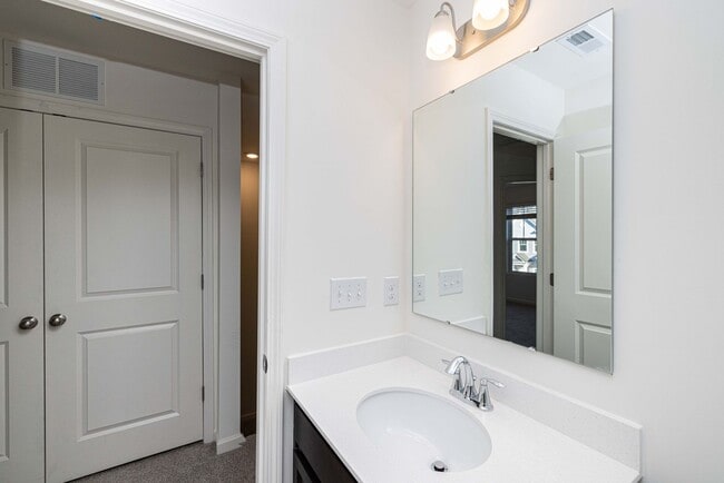 Building Photo - 3 br 2.5 ba townhome in charming Townhome ...