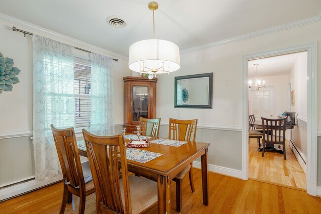 Building Photo - Beautiful Single-Level Home with In-Law Suite and Expansive Yard ***Available Early August 2026***