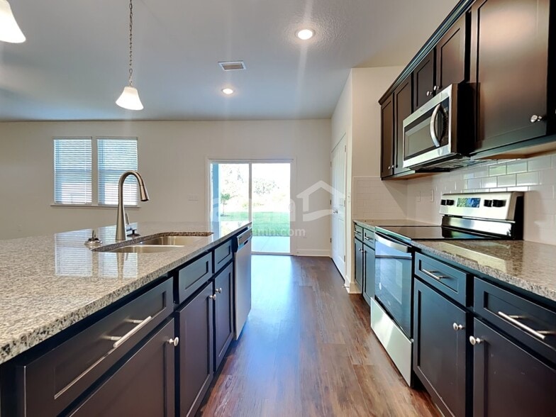 Building Photo - 998 Tan Tara Trl