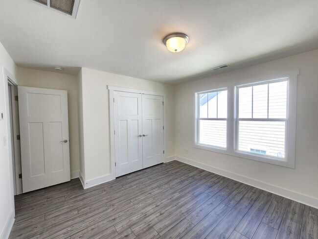 Building Photo - Black Mountain Rental!