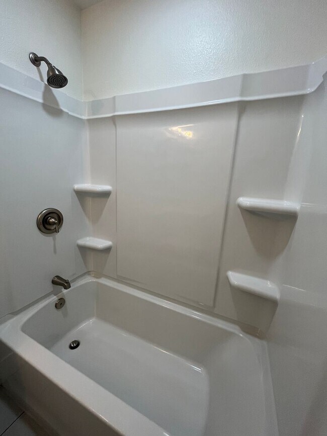 Building Photo - Brand new remodel unit! Must see