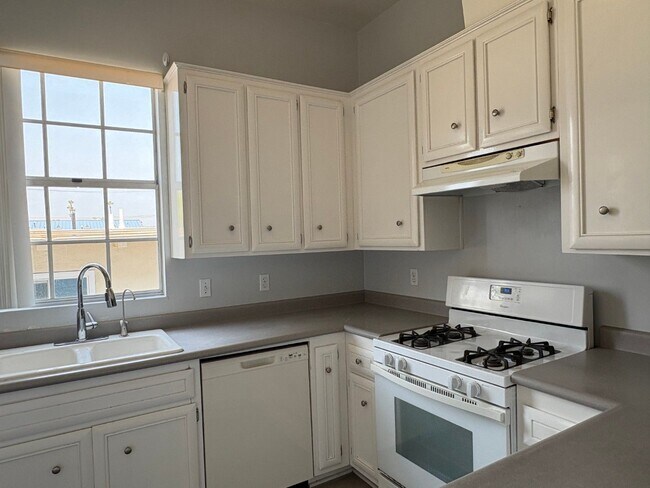 Building Photo - Beach close 4 bedroom, three bath townhous...