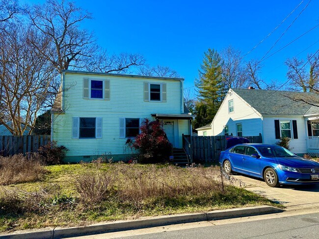 Building Photo - 4 Bed + 2 Bath - Screened in Porch! Pets W...
