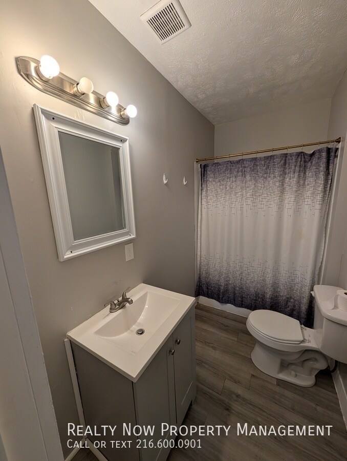 Building Photo - 1434 W 112th St