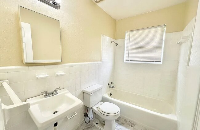 Building Photo - 502 S 13th St