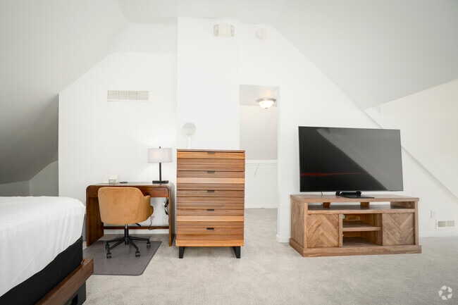Primary Bedroom - The Derrick House - All Utilities Included