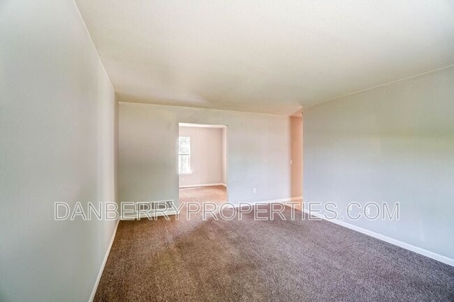 Building Photo - 3733 Willow Run Dr