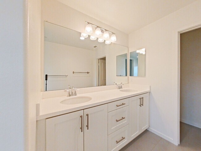 Building Photo - Los Alamitos Condo - 3 Bedroom / 2.5 Bathr...