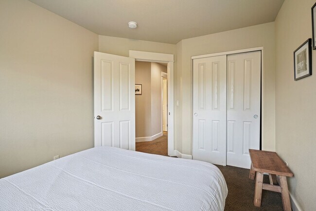 Building Photo - 60999 SE Geary Dr