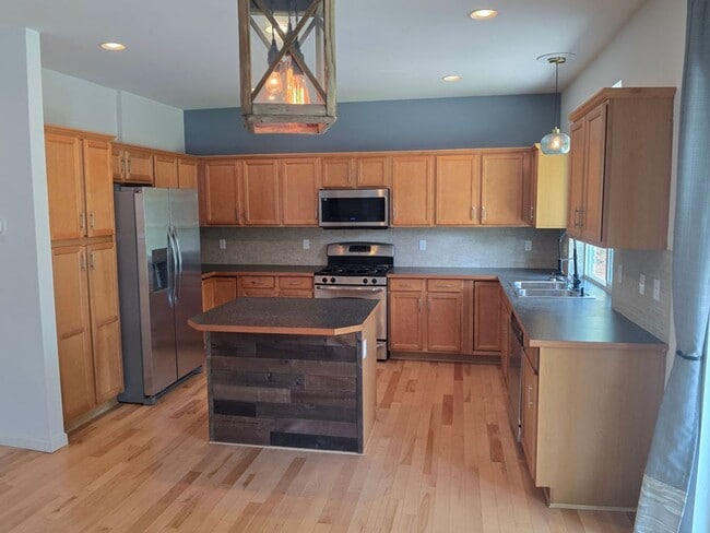 Building Photo - Gorgeous 4 Bedroom Lake Stevens Home in Cr...