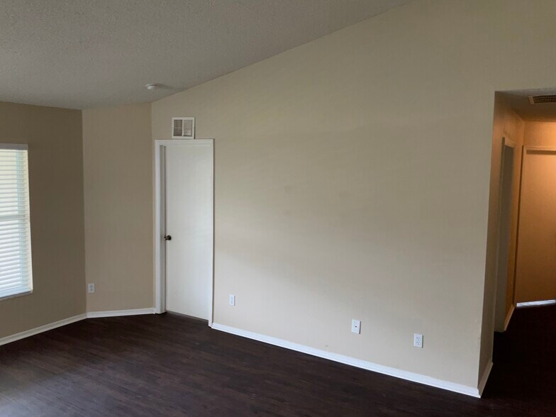 Building Photo - 11106 3rd Ave E