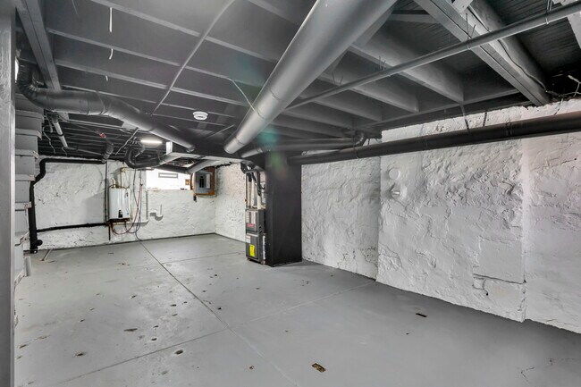 Building Photo - 1010 Bruck St