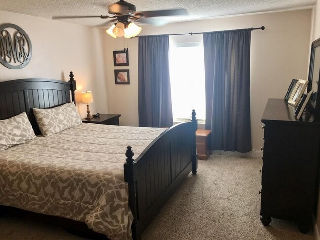 Building Photo - Available JULY 1st! Beautiful clean open concept home!