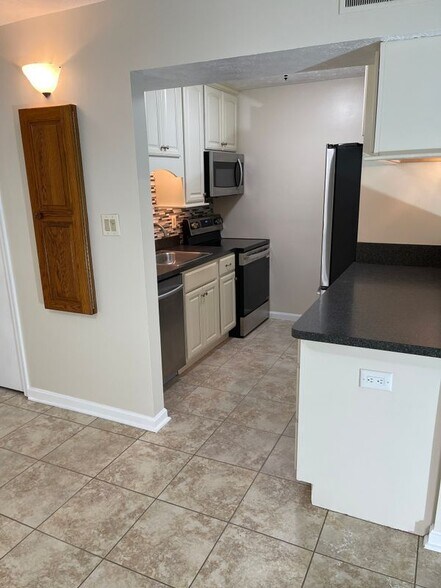 Building Photo - 44755 Woodlake Ct