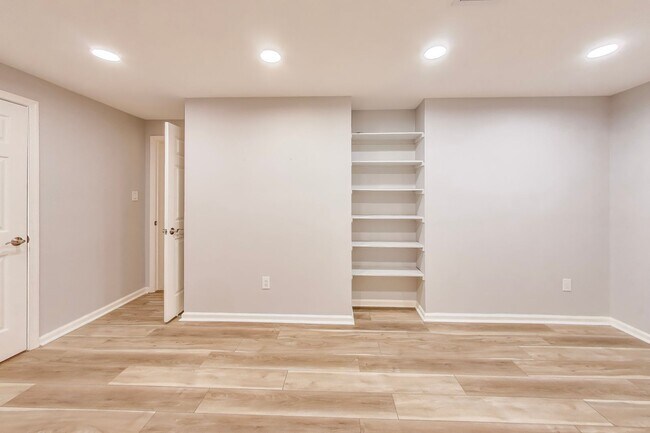 Building Photo - Spectacular 3 Bed + LOFT + 3.5 Bath- Custom Kitchen & Master Retreat w/ Beautiful Updates
