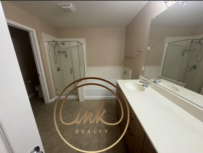 Building Photo - Beautifully remodeled townhouse