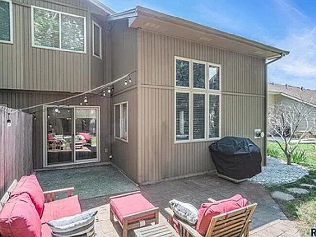 Building Photo - Charming 3-Bedroom Twin Home — 904?E?Jane?...