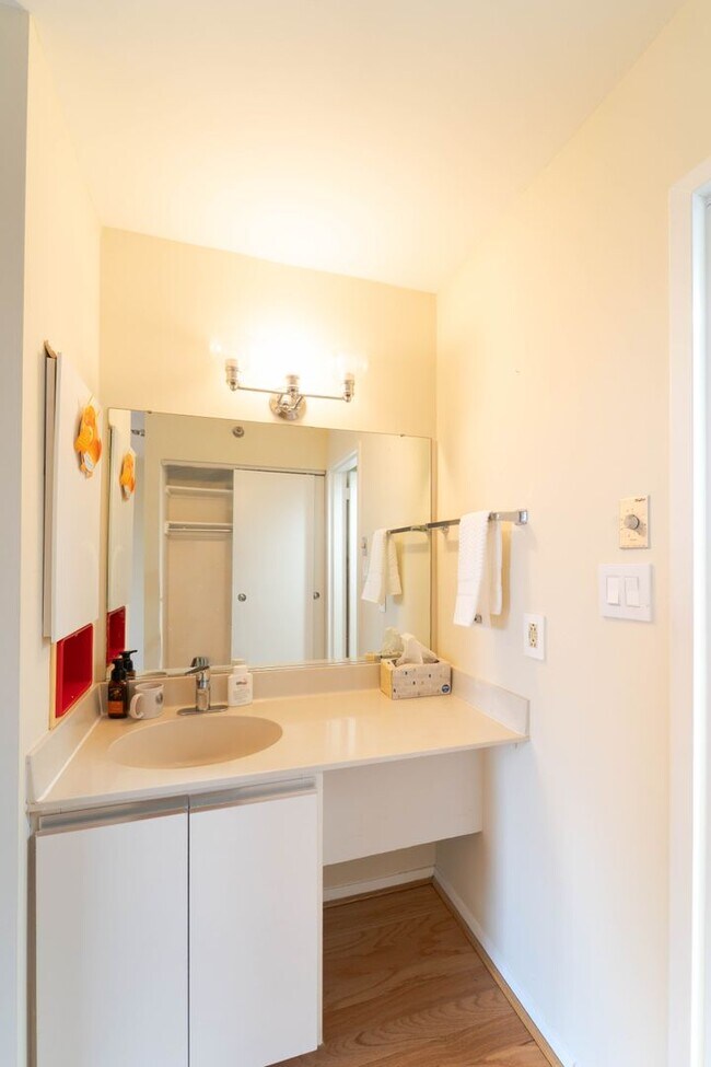 Building Photo - Contemporary 2BR/2BA Corner Condo at The Encore of McLean