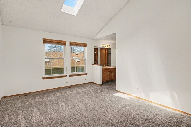 Building Photo - Conveniently Located 3BR/2.5 Bath Townhome