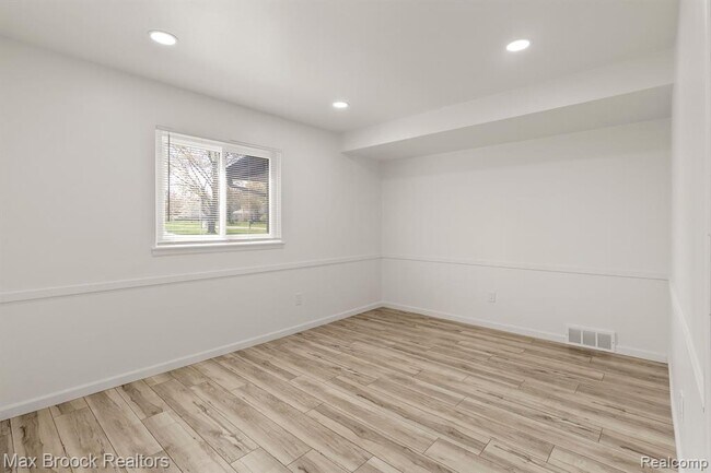 Building Photo - 6207 Nicholas Dr