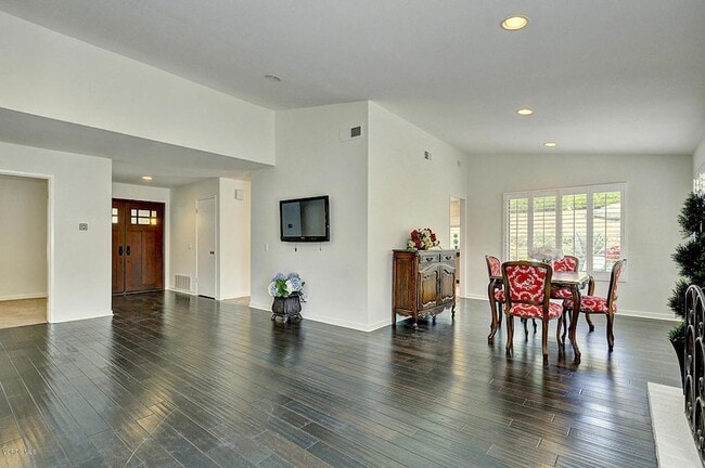 Building Photo - 1502 Briarglen Ave