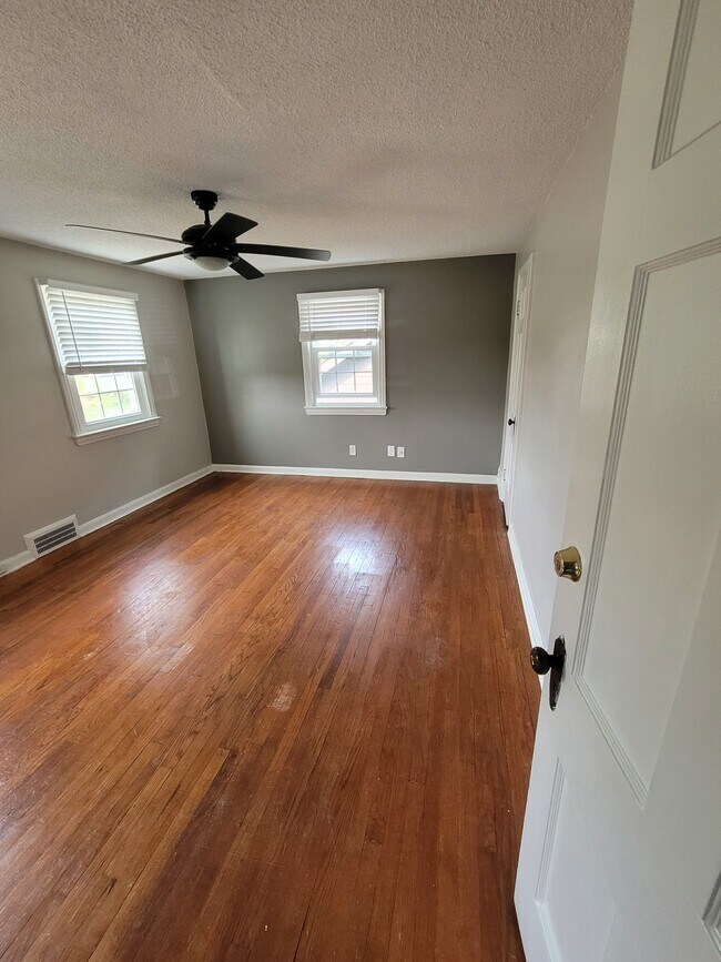 Building Photo - 3598 Raymont Blvd