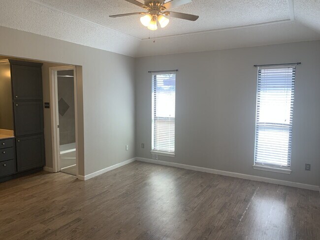 Building Photo - Beautifully Updated Home 1 Block From Heri...