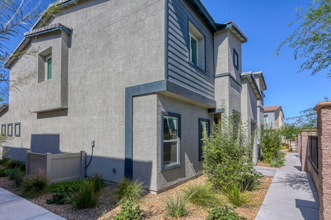 Building Photo - Furnished Henderson 3BR w/ Community Pool & fitness center