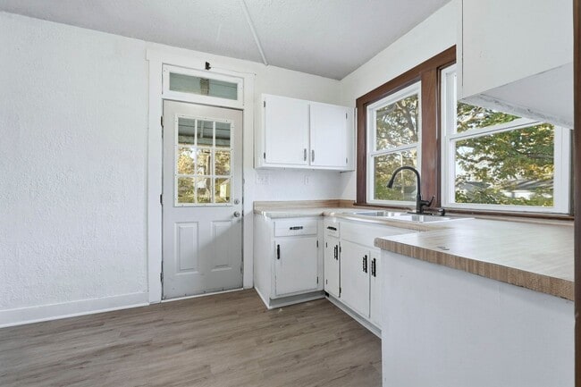 Building Photo - New 2 bedroom house listing!