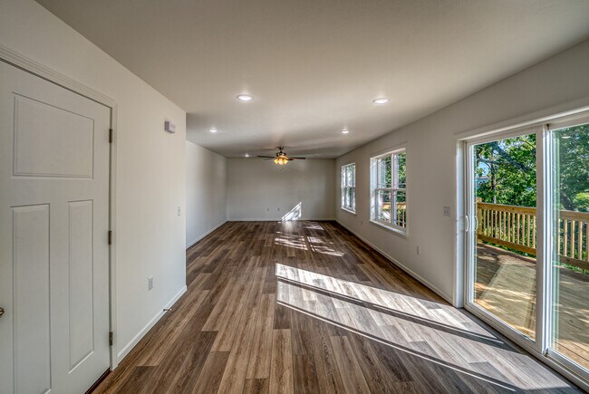 Building Photo - 220 E Sunset Cove Ln