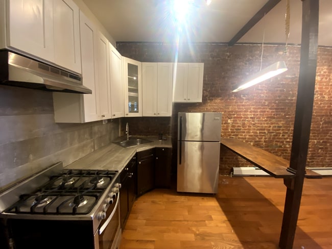 Building Photo - 82 Hull St