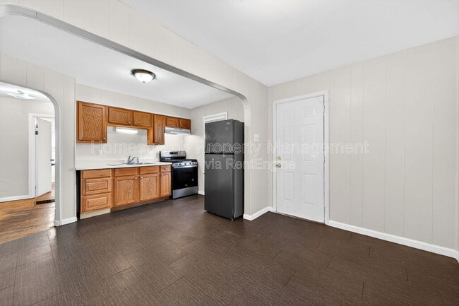 Building Photo - 6029 Evergreen Blvd