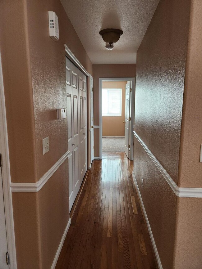 Building Photo - 3 Bedroom 2 full bathrooms in Brighton