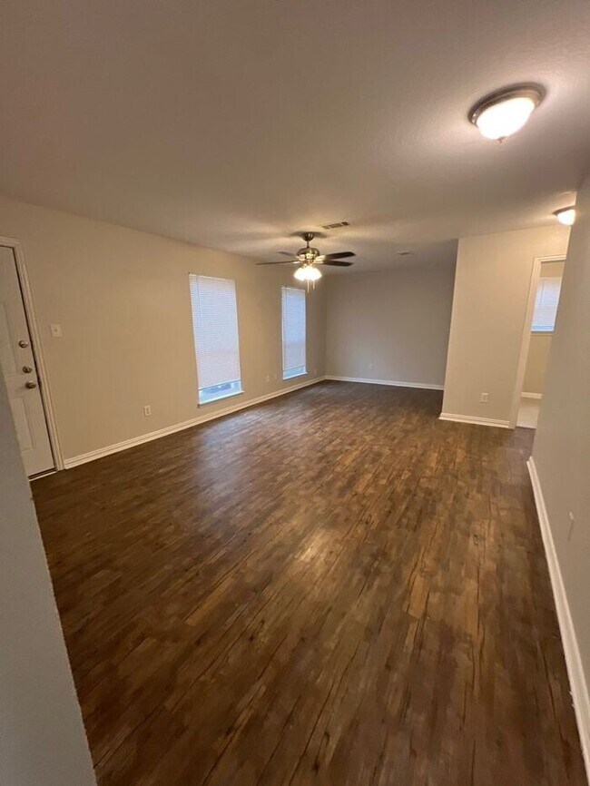 Building Photo - **Modern 3BR/2.5BA Home with Garage & Spac...