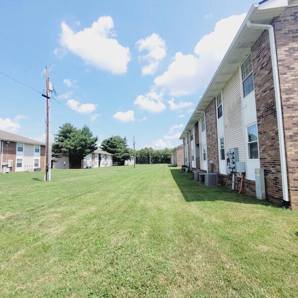 Building Photo - 253 White Oak Rd