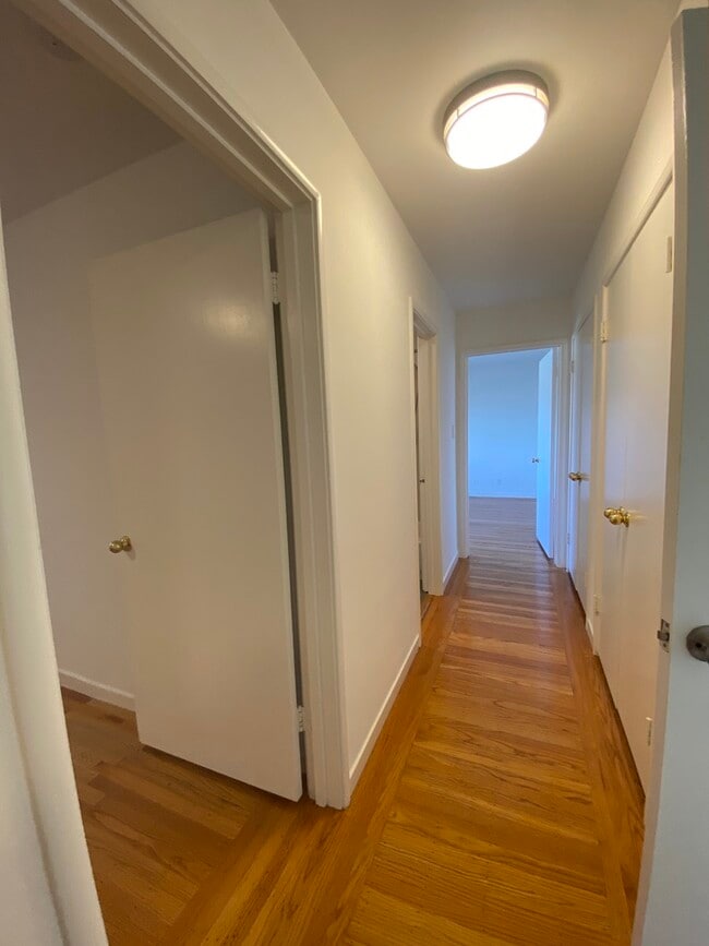 Building Photo - 2101 Trousdale Dr